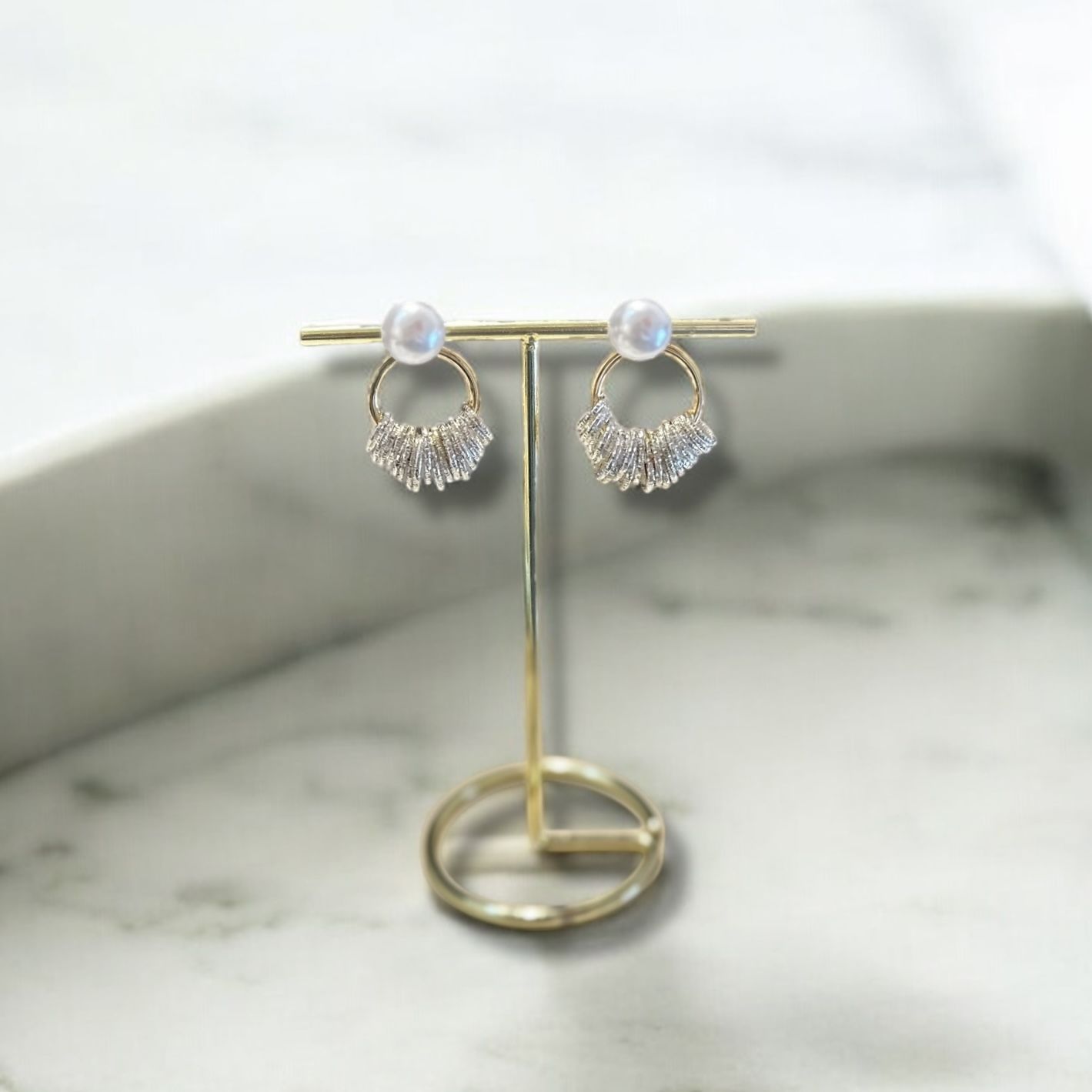 Gold ve Gümüş Detaylı Küpe