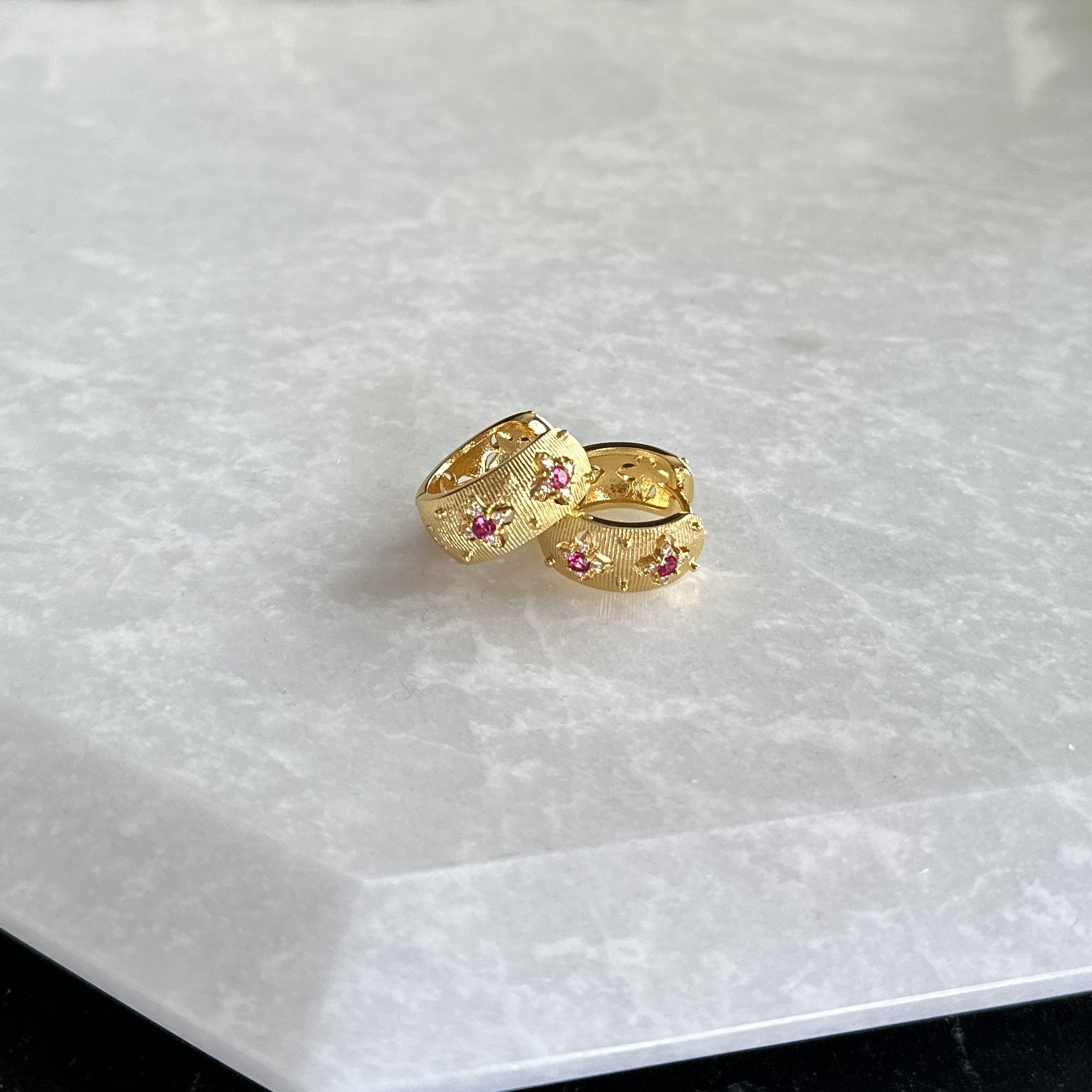 Pembe Taşlı Gold Halka Küpe