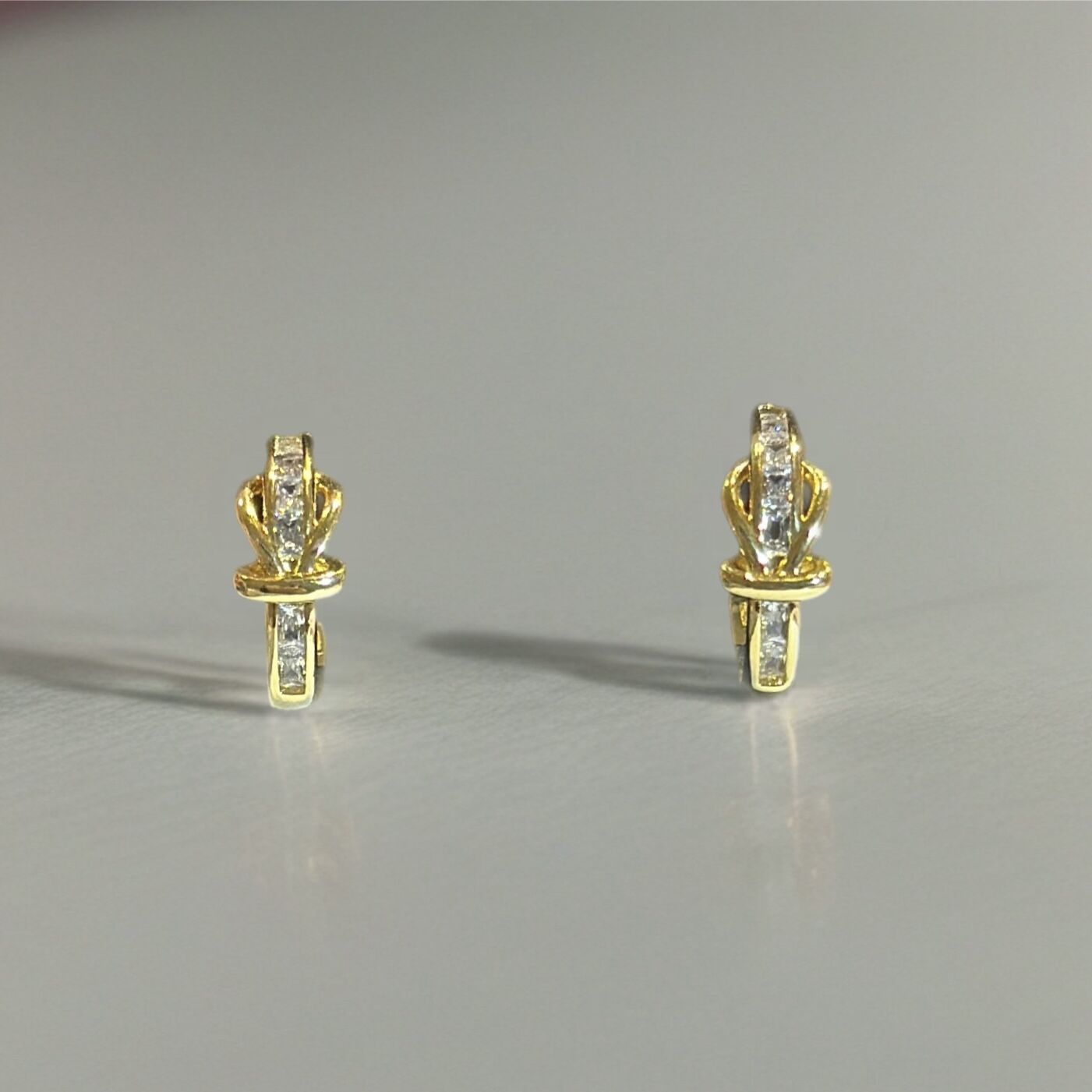 Taşlı Yarım Halka Küpe