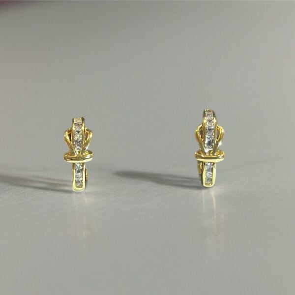 Taşlı Yarım Halka Küpe